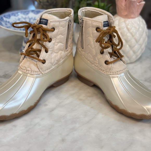 🤍 NEW SPERRY OAT COLOR SALTWATER QUILTED BOOTIES! - Picture 4 of 8